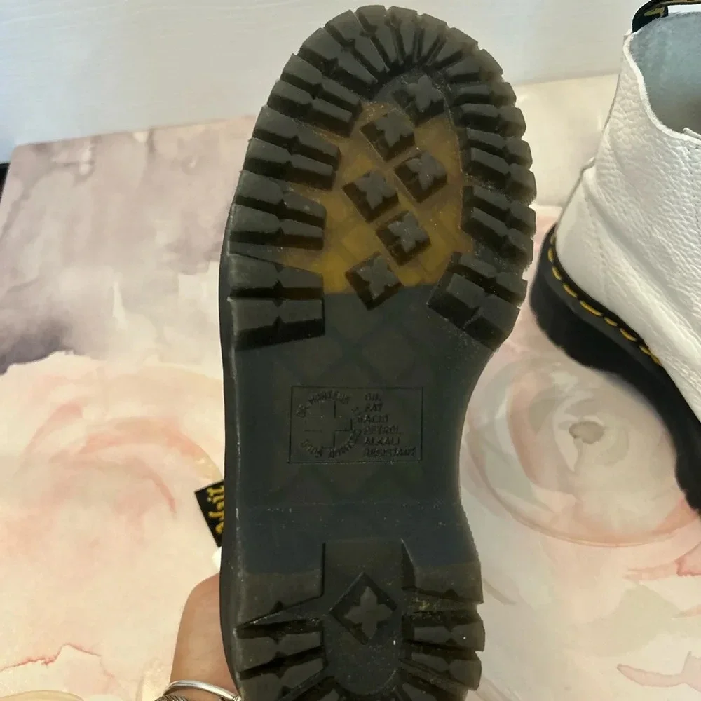 ! Dr. Martens SINCLAIR MILLED LEATHER PLATFORM BOOTS MSRP$250 in white